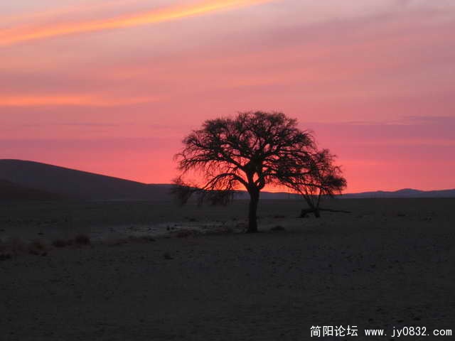 纳米比沙漠，纳米比亚的国名由此而来，红色的沙海，非常的壮观
