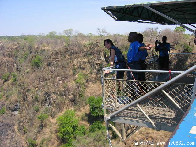 桥中间有世界上落差最大的蹦极点，好像是160m