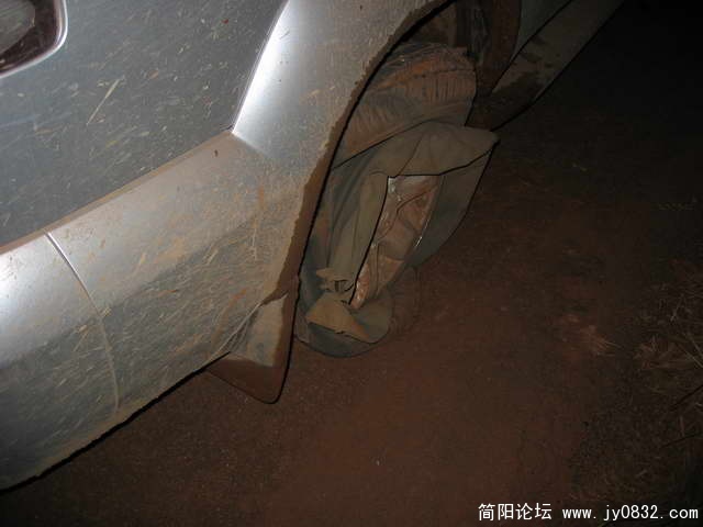 还得我们的路霸一天爆两次胎，只好用三个轮子开了一晚上，不过，星空真的很亮，和西藏有得一比，时不时的流 ...