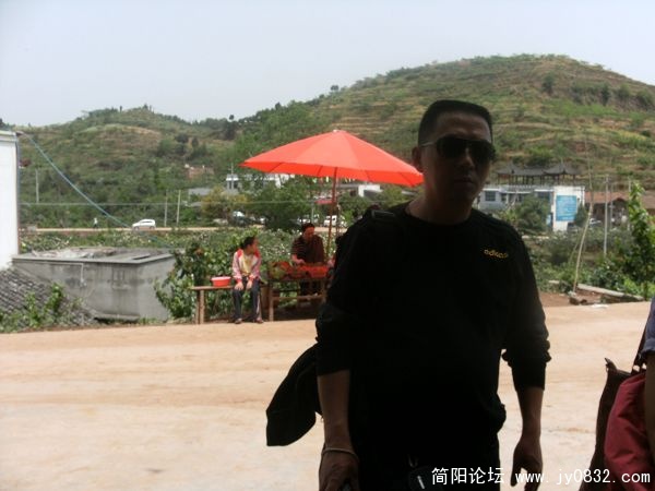 遭不住了，太阳有点凶，先进屋躲一下