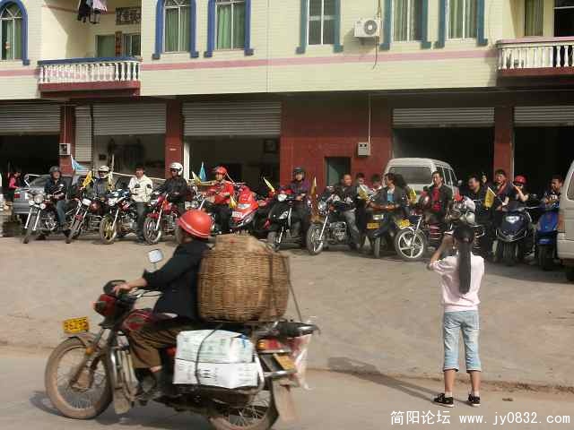 不请自到的摩友，老兄你是不是超载了，这种队员不接收