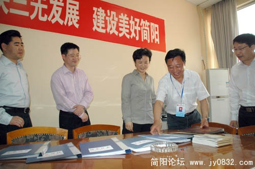 在财政局调研
