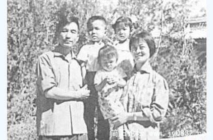 温家宝罕见全家福照片2.jpg