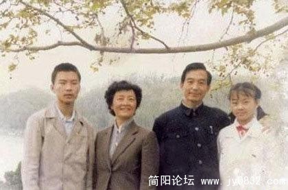 温家宝罕见全家福照片1.jpg