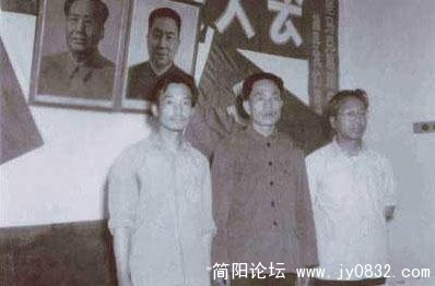 温家宝（左.jpg