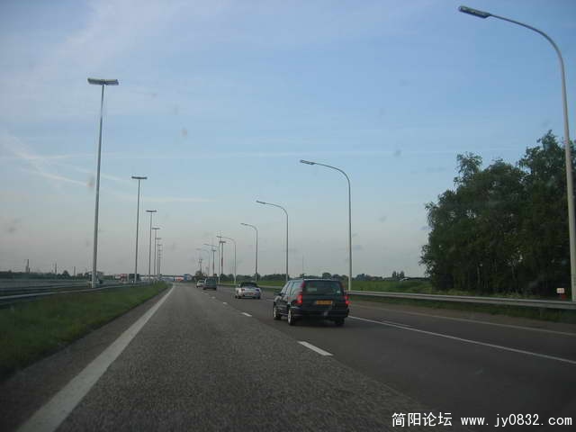 从巴黎开车去阿姆斯特丹的路上