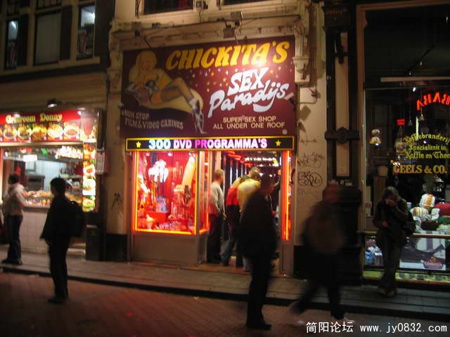 性用品店，应有尽有，还有中文服务，每个mm都买了个巧克力做的假JJ