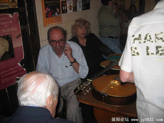 伴奏的老头，看着不像玩音乐的，像是在街头打麻将的