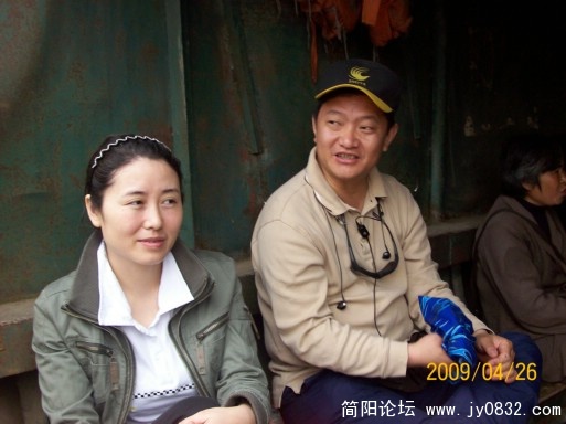 被发现了,赶紧摆好造型
