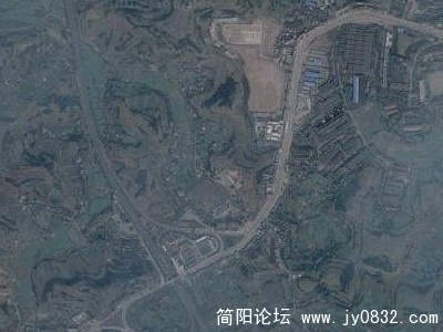 高速路口，右边能看到空压的厂房