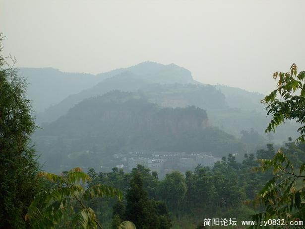 对面山有龙形，惜光线不好，难得好效果。