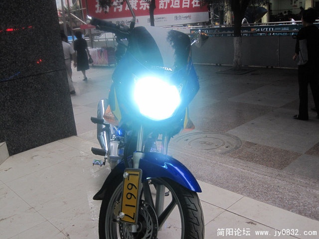 改装了的氙气大灯