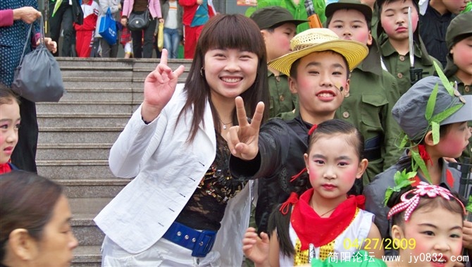 没有征求美女同意！莫怪~“汉奸”确实很像~