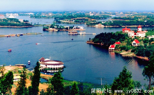 龙泉湖全景2-1.jpg