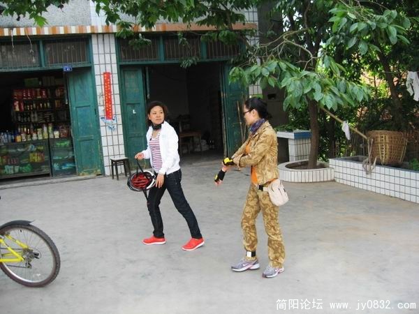 今天三位女强人中的其中两位