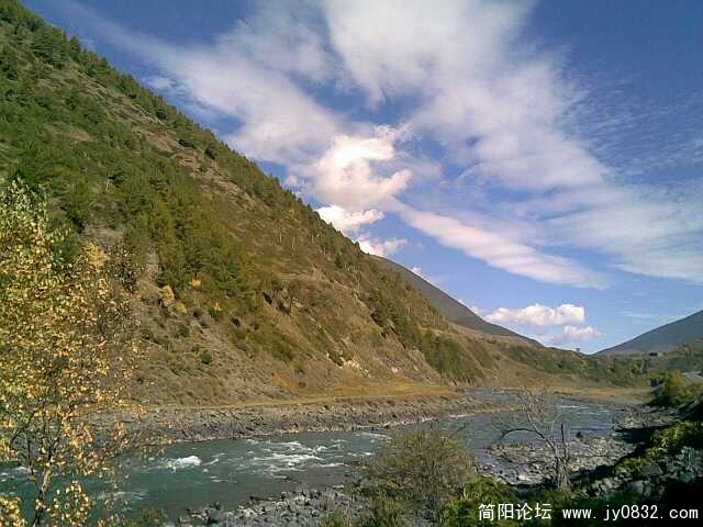 只有跋涉，才能令眼界更开阔，经历曲折，记忆才更丰富（手机拍摄）