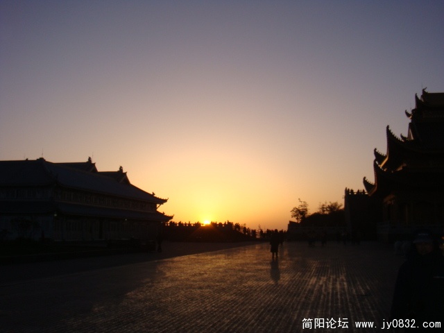 流连路上，太阳蹦出来了：（