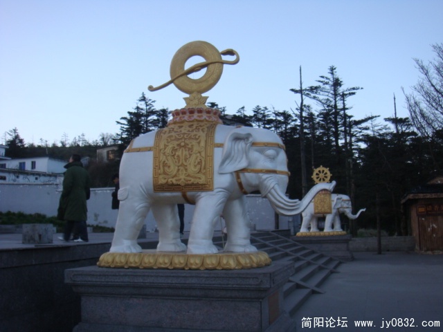 佛像下面的大象。