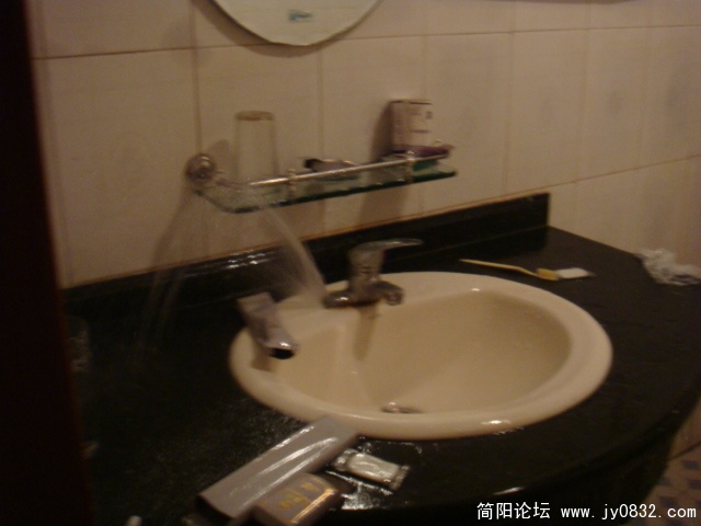 半夜还遭遇了喷泉事故：（