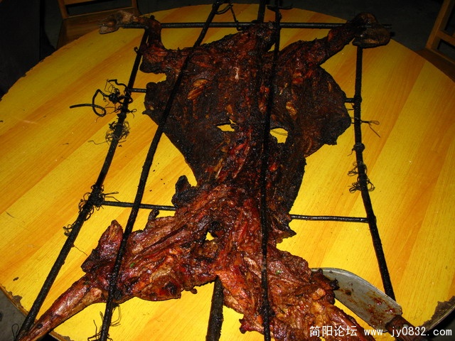 烤全羊上桌了哦