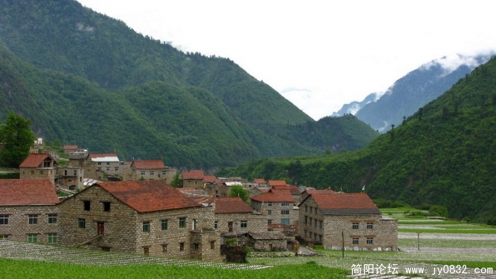 藏寨，挺像欧洲风格的小镇