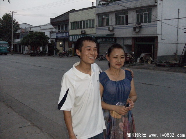 热情的主人家-----宗申夫妇，幸福的一对！