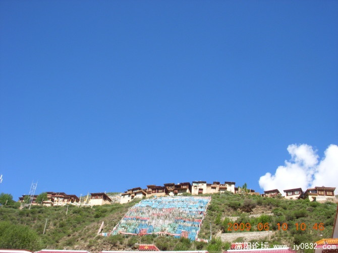 新龙县城山上的寺庙