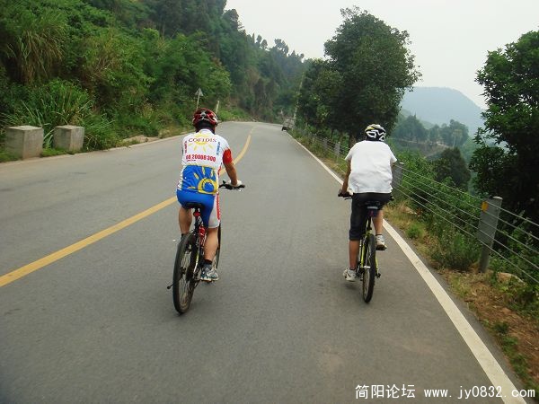 顺利超越公交车！看来坐公交车不如骑自行车了！