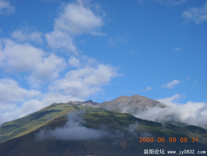 道孚县城对面的山