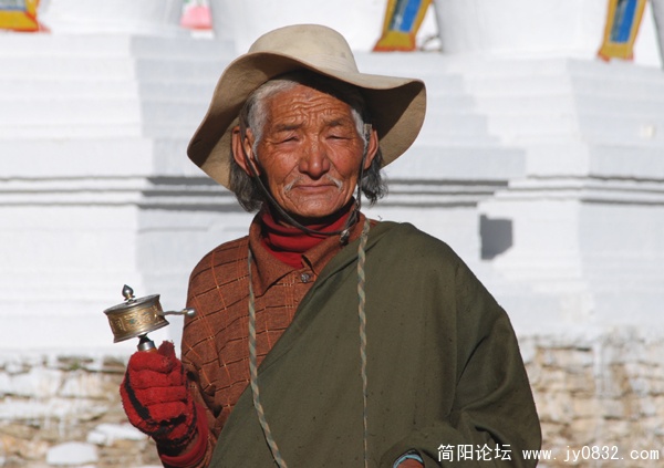 藏族老人.jpg