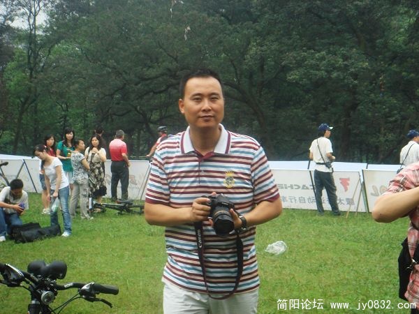 简阳车队的战地记者，王哥。辛苦了！