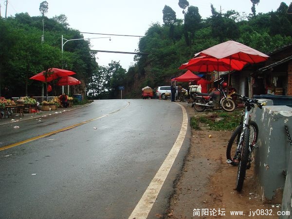 雨过天晴，继续赶路，到垭口了，就快了