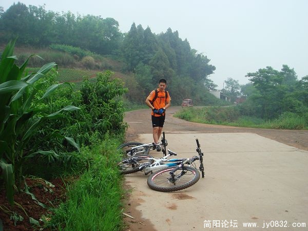 路过石盘，稍做休息。