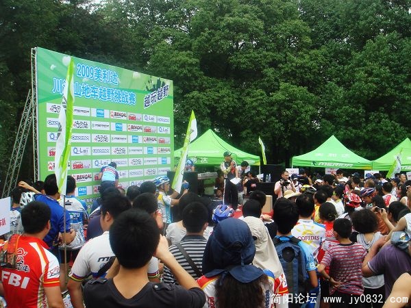 现场乐队的表演。