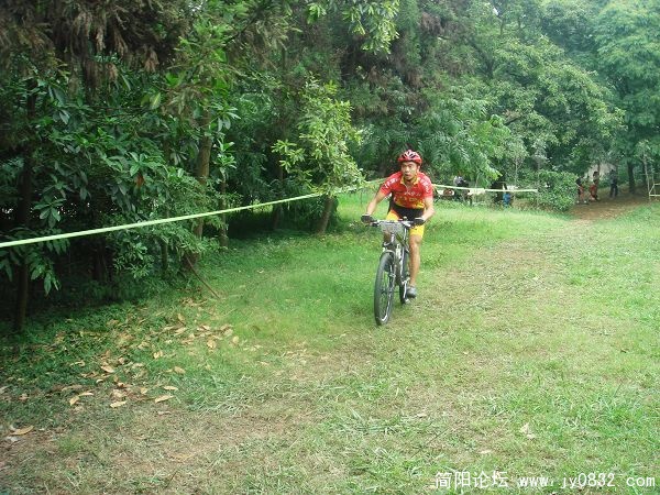 第一圈，小甜甜一路领先