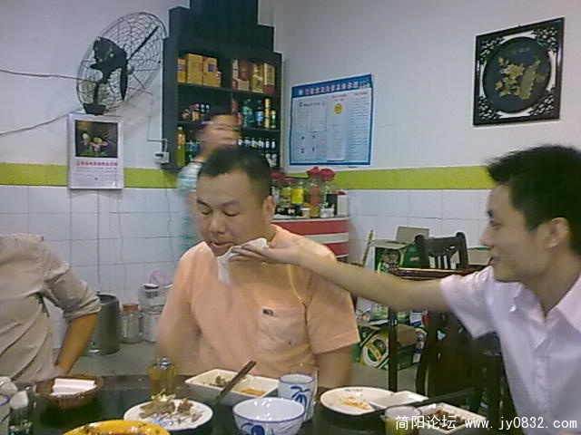 干哥查一下嘴.jpg