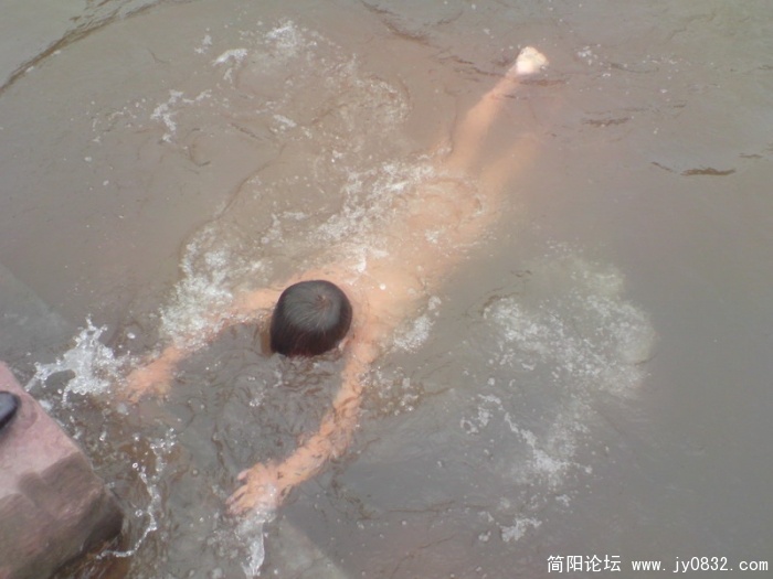 戏水的屁娃儿