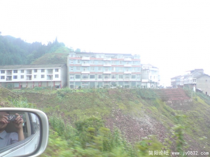 山脚下的一排餐馆