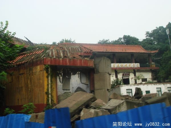还有地震留下的痕迹。