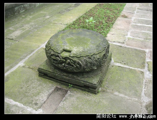 会龙庄 传说中华表的底托.jpg