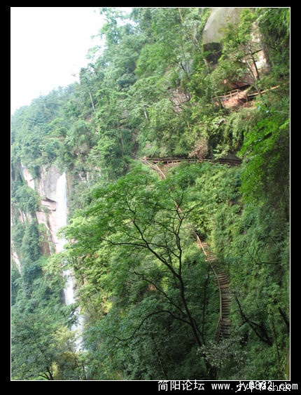 土地岩瀑布栈道.jpg
