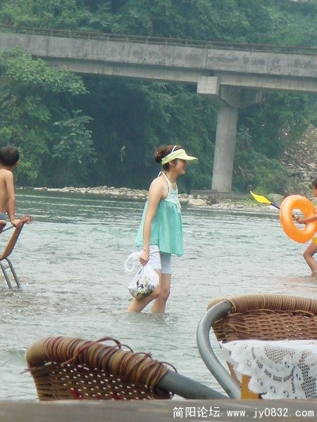 美女也抵抗不住了！下水！