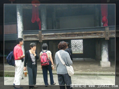 会龙庄恢宏的戏台.jpg