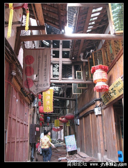 鲜艳的店招幌子和大红灯笼增添了街道的靓色.jpg
