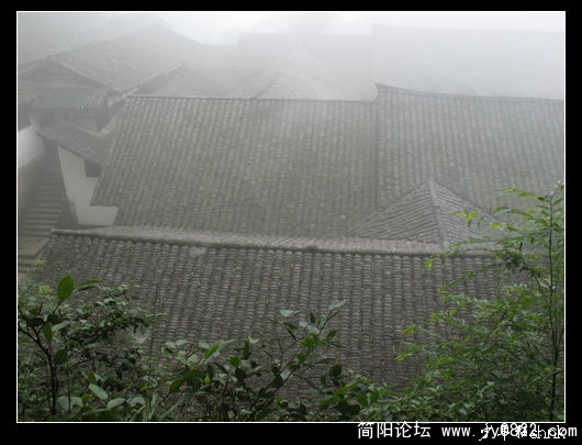 笼罩在大雾中的会龙庄.jpg