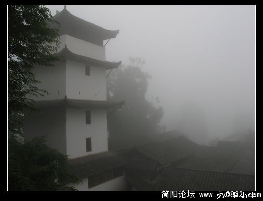 大雾中的会龙庄碉楼.jpg