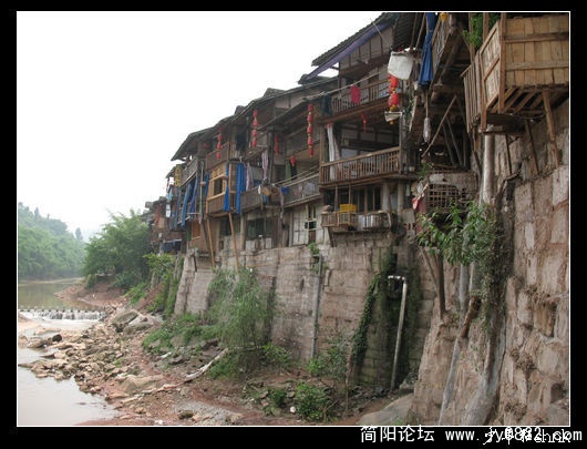 商铺多为两层的吊脚楼.jpg