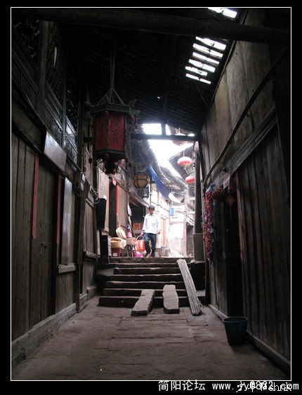 屋檐连成一片  几乎不见天日的街道.jpg
