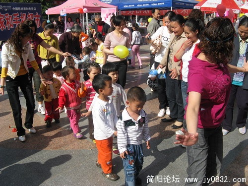 亲子老师带领孩子跳兔子舞