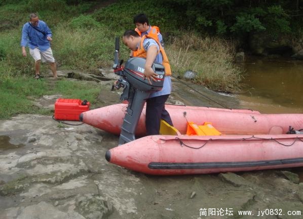 下一河段的搬船.jpg